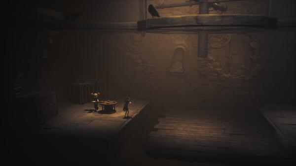 Little Nightmares III screenshot: A small character stands near a round table in a dimly lit, eerie room with a crow perched above.