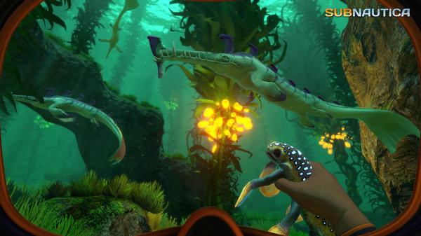Subnautica screenshot: A player holds a fish in an underwater kelp forest while encountering two large, eel-like creatures.