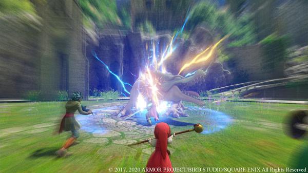 A DRAGON QUEST® XI S: Echoes of an Elusive Age™ - Definitive Edition screenshot shows a battle with a lightning-clad creature.