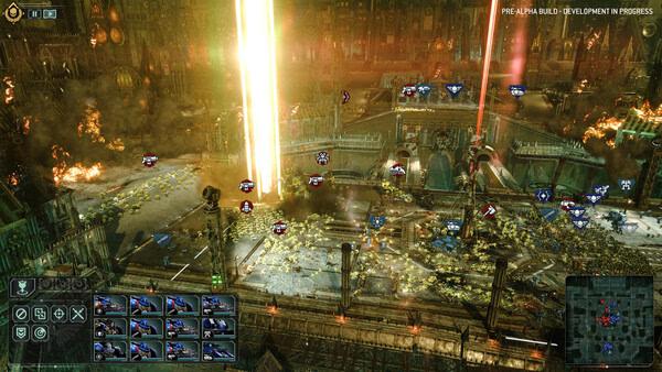 Total War: WARHAMMER 40,000 screenshot: A battlefield with armies clashing amidst explosions and bright beams of light.