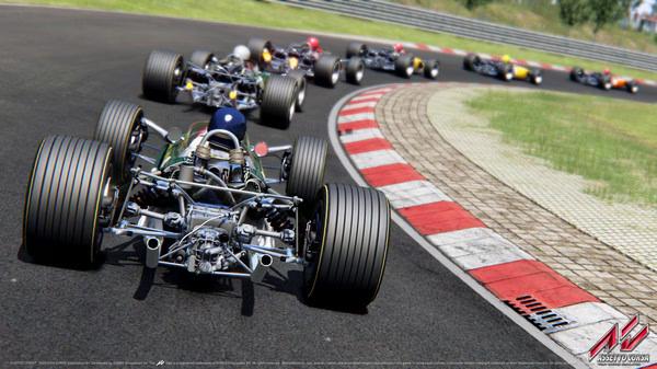Assetto Corsa screenshot showing classic race cars speeding on a curving track, surrounded by greenery and red-white curb markings.