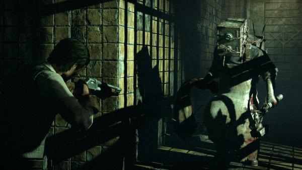 The Evil Within screenshot: A man aims a shotgun at a large figure wearing a metal contraption in a dimly lit, eerie room.