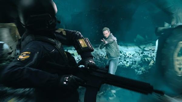 Quantum Break screenshot: A soldier in tactical gear holds a rifle, facing a man in a jacket amidst a chaotic, blurred environment.