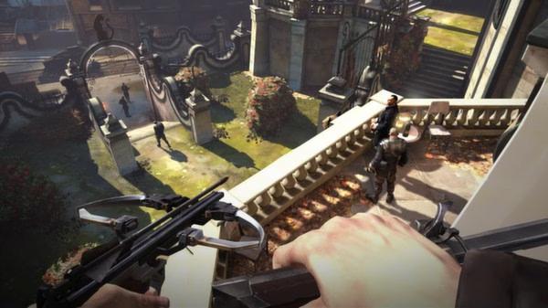 Dishonored screenshot: First-person view shows a crossbow aimed at guards patrolling a sunny courtyard with ornate architecture.