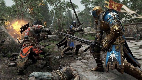 For Honor screenshot: Armored knights in intense sword battle amidst lush greenery and stone ruins, with one fallen warrior.