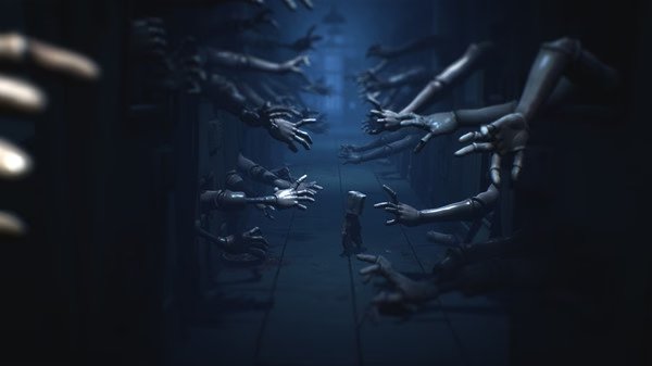 Little Nightmares II screenshot: A small figure navigates a dark hallway, surrounded by numerous reaching mannequin hands.