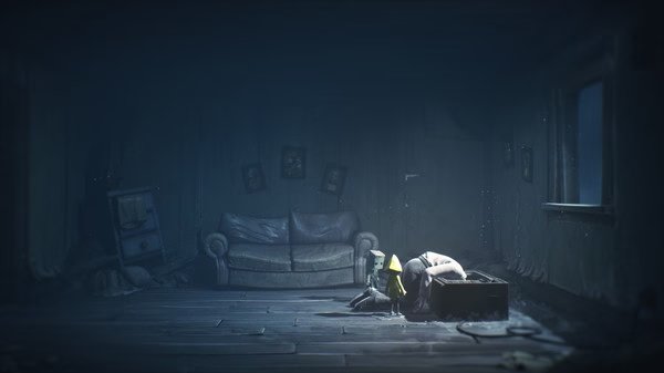 Little Nightmares II screenshot: A dimly lit room with a sofa, framed pictures, and two characters exploring a mysterious chest.