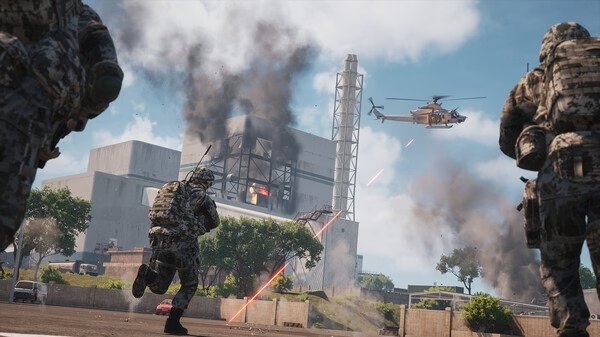 Squad screenshot: Soldiers engage in intense combat near a factory, with gunfire, explosions, and a helicopter in the sky above.