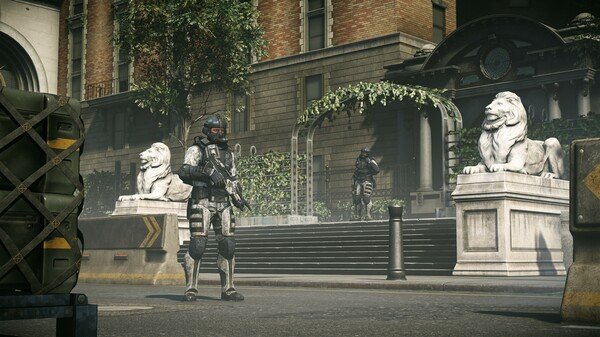 Screenshot from Crysis 2 Remastered showing soldiers in tactical gear near a building entrance with lion statues.