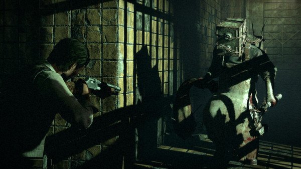 The Evil Within screenshot: A man aims a shotgun at a large figure wearing a metal contraption in a dimly lit, eerie room.