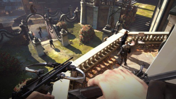 Dishonored screenshot: First-person view shows a crossbow aimed at guards patrolling a sunny courtyard with ornate architecture.